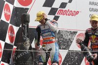 Motociclismo/GP Japón.- La caída de Cortese anima el Mundial y da el triunfo a Danny Kent