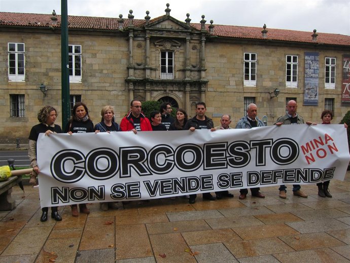 Miembros de la plataforma contra la mina de Corcoesto