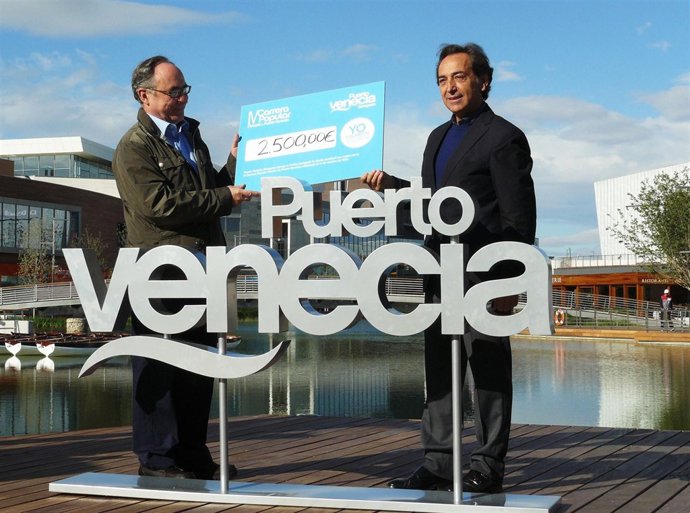 Entrega de la aportación solidaria de la  IV Carrera Pinares de Puerto Venecia