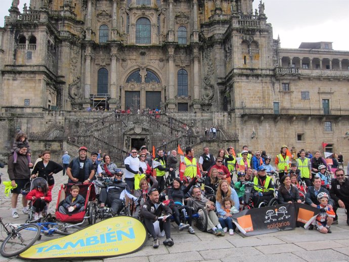 Participantes de la peregrinación en bicicletas adaptadas en el Obradoiro