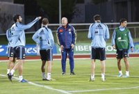 Fútbol/Selección.- Sergio Ramos, principal ausencia en un entrenamiento sin pistas y pasado por agua