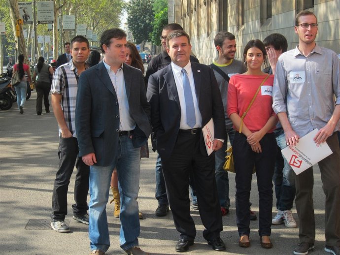 Uriel Bertran y Alfons López Tena junto a miembros de las juventudes de SI