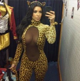 Kim Kardashian se disfraza de felina para Halloween 