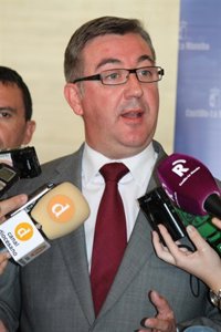 Marín contesta al PSOE que lo que es "una broma de mal gusto" es "no convocar oposiciones en dos años"