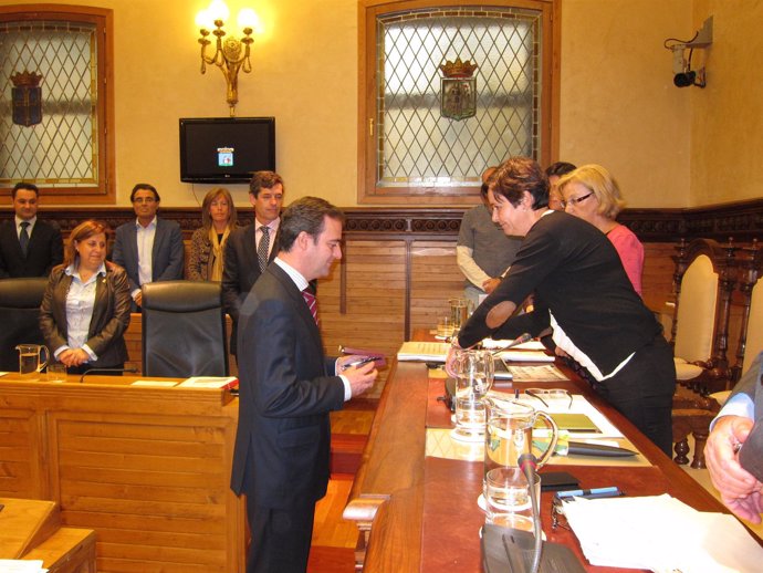 Toma de posesión del nuevo concejal de Hacienda, Alejandro Roces