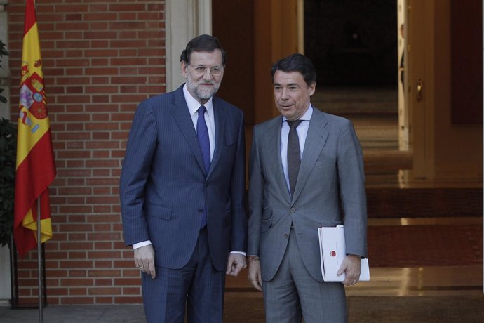 Rajoy con González en la Moncloa