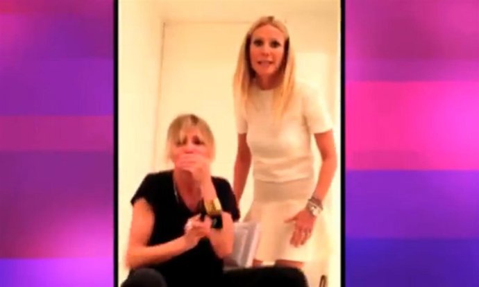 Cameron Diaz y Gwyneth Paltrow rapeando 