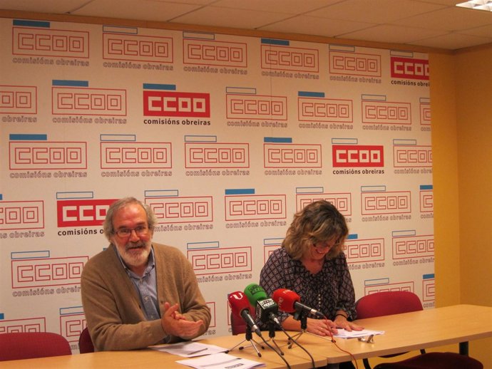 El secretario xeral de CC.OO.,Sánchez Aguión,y la responsable de Empleo, M.Bouza