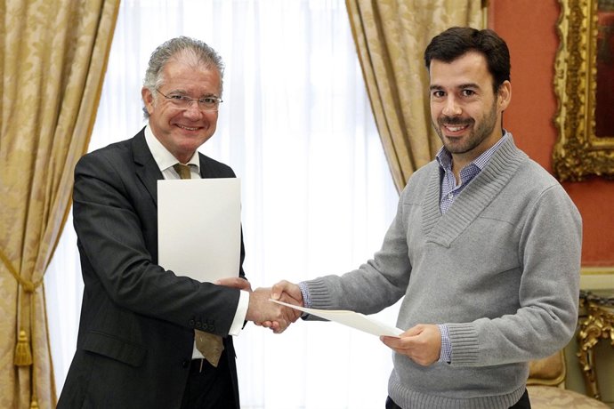 Firma de un convenio para la celebración del festival Telenatura.