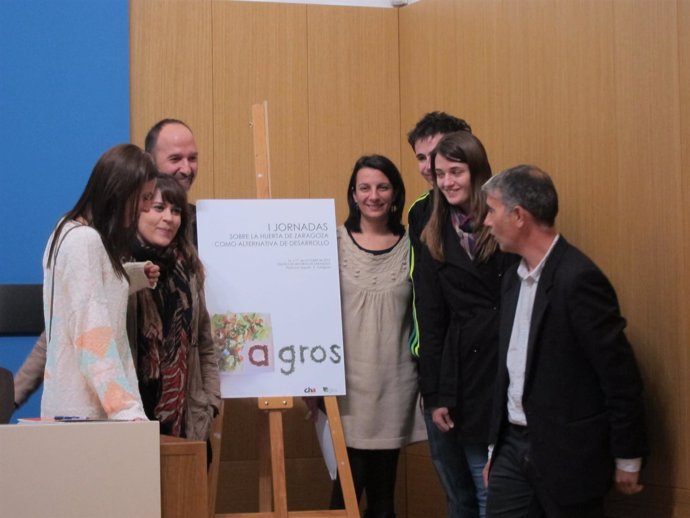 Los concejales de CHA posan con los autores del cartel de Agros