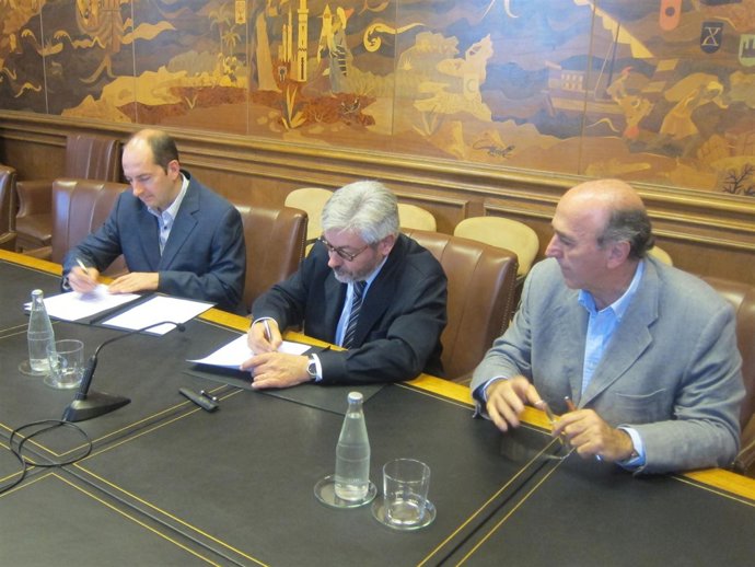 Firma del nuevo servicio de recogida de ropa usada a domicilio en Barcelona