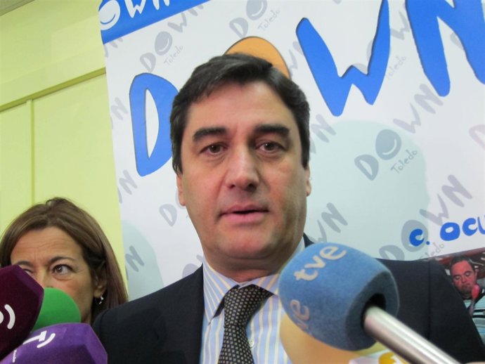 Echániz atiende a los medios