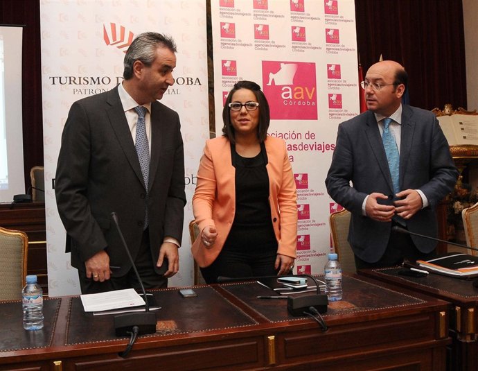 Soriano, entre Caño y Navas, durante la presentación