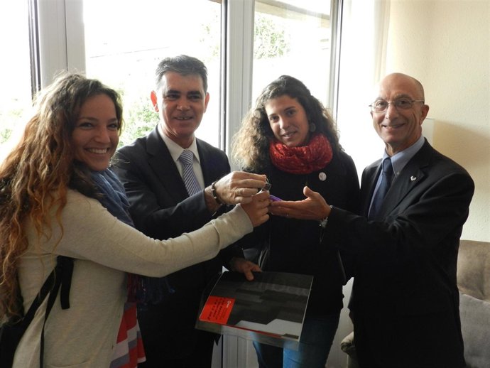 Entrega de una vivienda a universitarios en Bilbao.