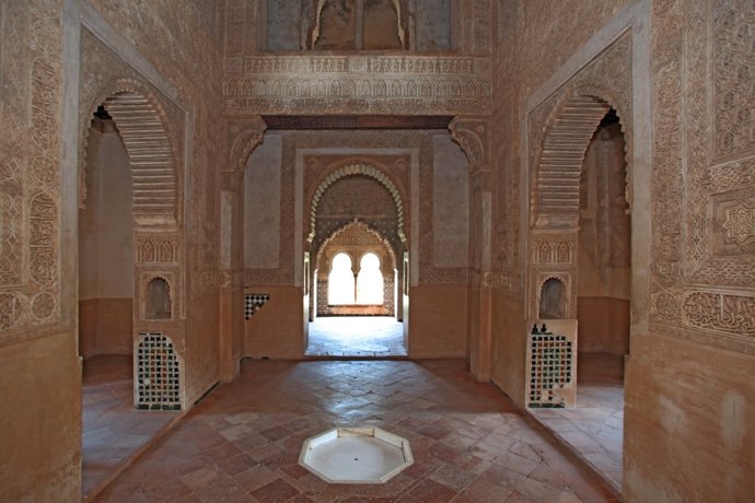 Interior De La Torre De Las Infantas De La Alhambra