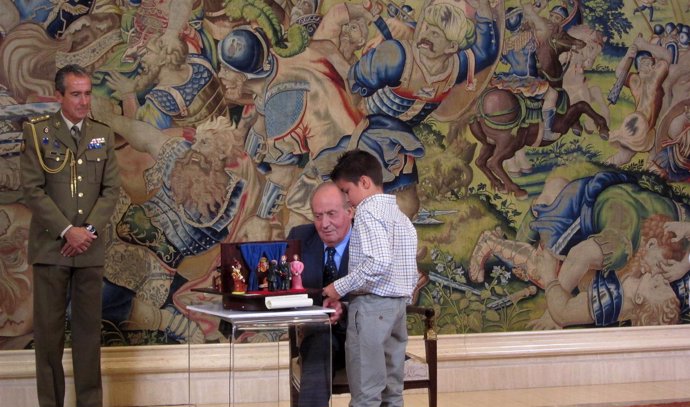 Don Juan Carlos con uno de los ganadores del concurso '¿Qué es un Rey para ti'?