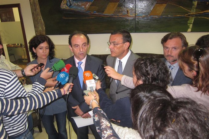 El consejero de Turismo, Rafael Rodríguez, con Ignacio Caraballo.