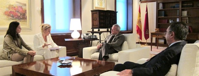 Miembros de la Asociación de Bebés Robados en Murcia con Valcárcel y Campos