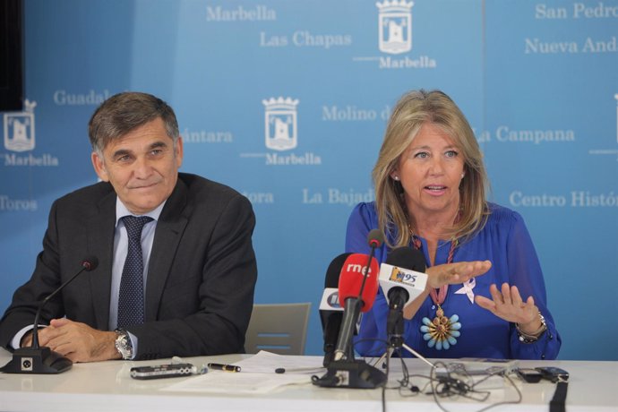 El concejal de Obras de Marbella, Javier García, y la alcaldesa, Ángeles Muñoz