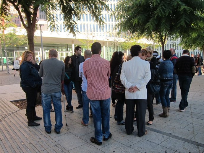 Los familiares de los niños muertos por la caída del tunel de bateo de Sant Boi 