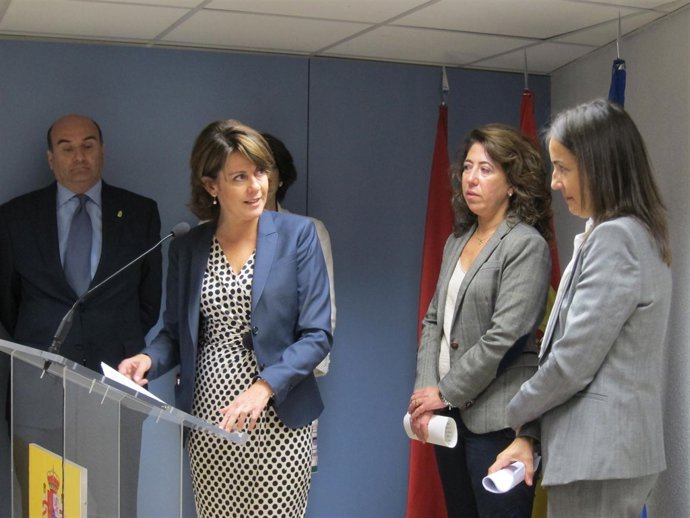 La presidenta Barcina se dirige a María Seguí y Carmen Alba.