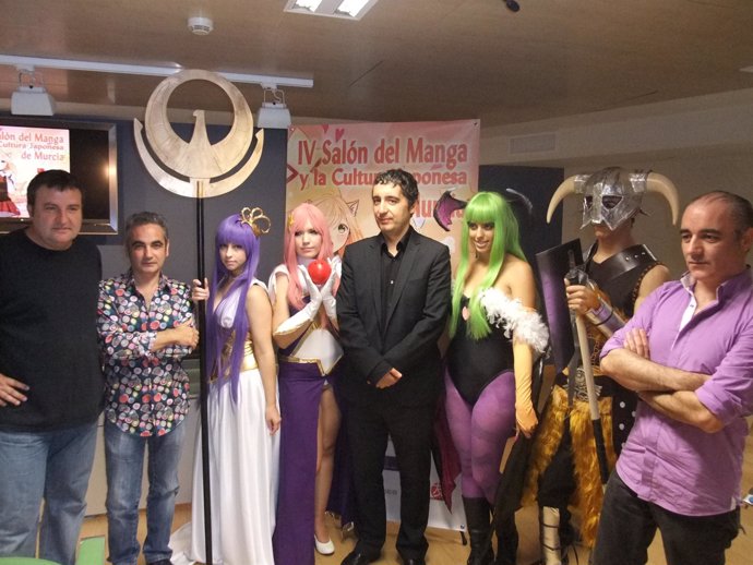 Edro Alberto Cruz (en el centro), durante la presentación del IV Salón del Manga