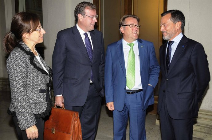 El conselleiro Agustín Hernández, a la derecha