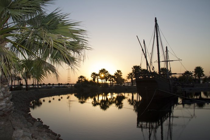 El Muelle de las Carabelas al atardecer. 