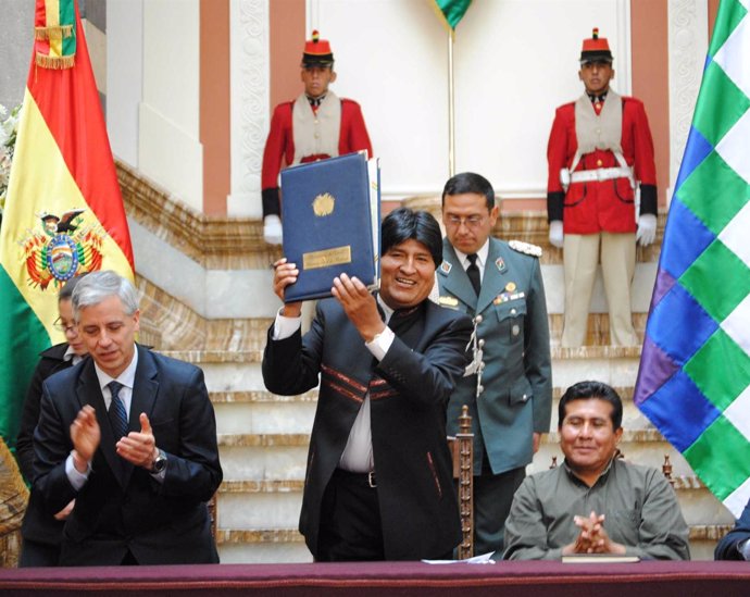 El presidente boliviano, Evo Morales, promulga la Ley de la Madre Tierra.