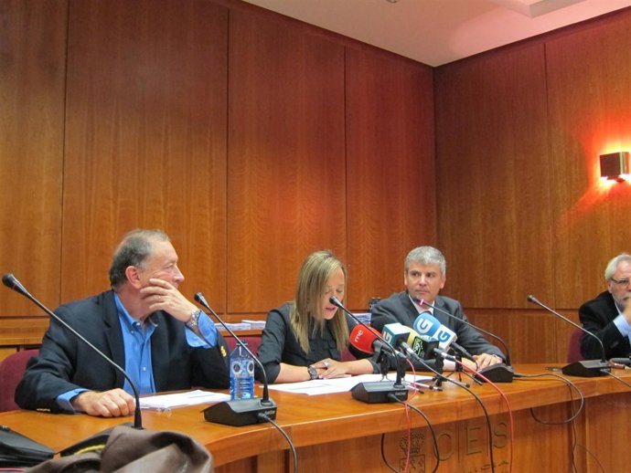 La conselleira de Facenda, E.Muñoz, y los profesores J.Martínez-Vázquez y S.Lago