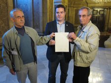 El teniente de alcalde de Gallifa, Joan Font, el diputado Uriel Bertran (SI) y e