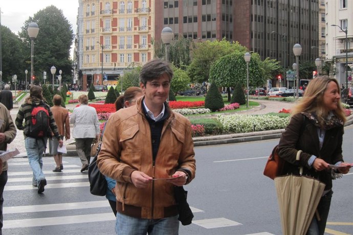 Mikel Arana (Ezker Anitza-IU) durante un reparto de propaganda