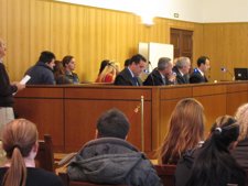 Los acusados y sus letrados durante el juicio en Valladolid.