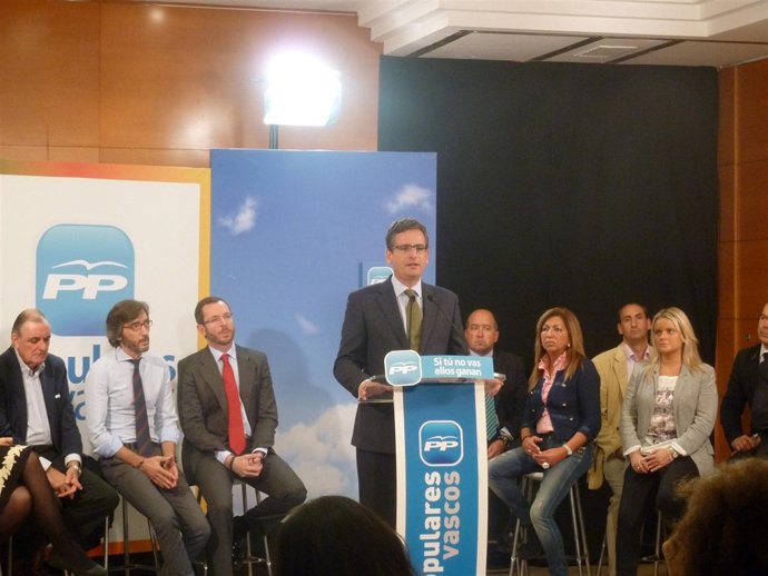 Iñaki Oyarzábal y Javier Maroto atienden al discurso de Basagoiti.