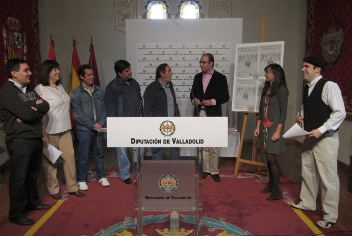 El diputadfo Víctor Alonso con el alcalde y concejales de Villanueva de Duero.