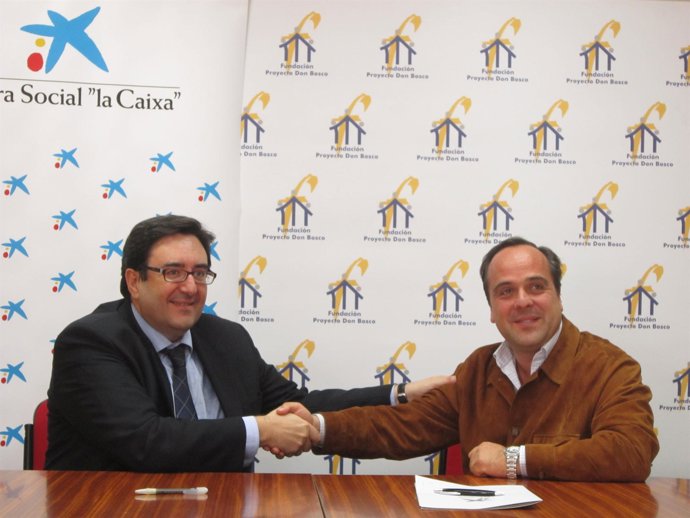 Angel Salar e Ignacio Vázquez se dan la mano tras la firma