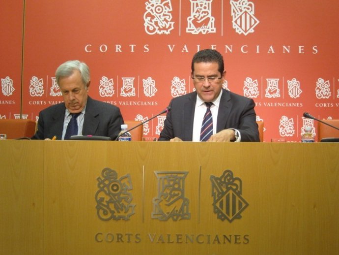 El Portavoz Del PP En Las Corts, Jorge Bellver (Derecha)