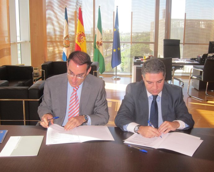 González de Lara y Elías Bendodo, en rueda de prensa