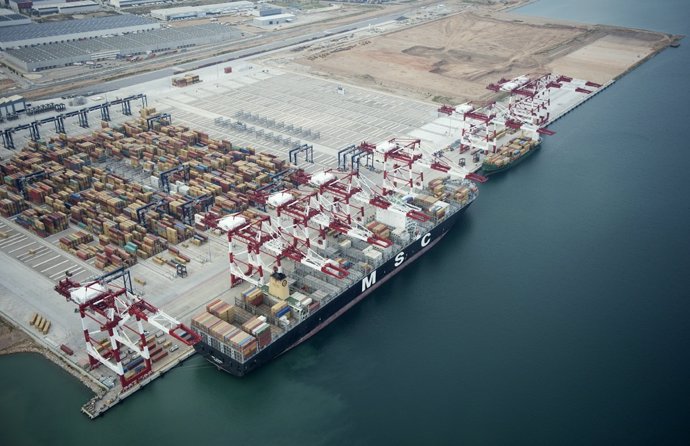 Terminal Best De Tercat En El Puerto De Barcelona