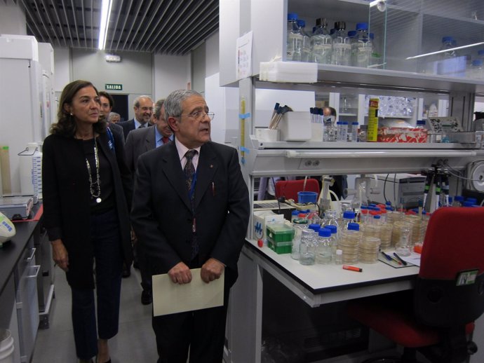 Carmen Vela visita el Instituto de Biología Funcional y Genómica