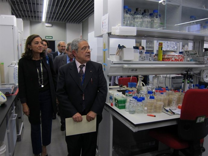Carmen Vela visita el Instituto de Biología Funcional y Genómica