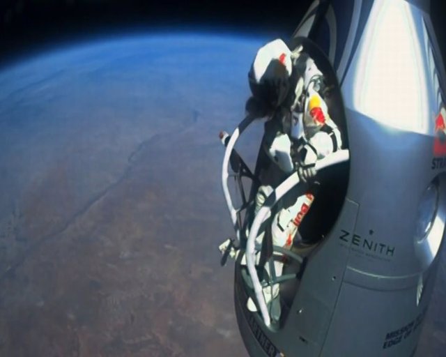 Baumgartner salta al vacío batiendo tres récords
