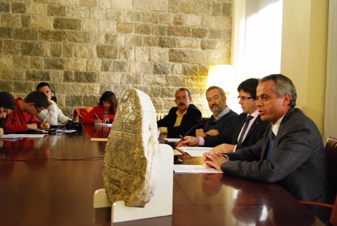 Donación fragmentos mosaico al Ayuntamiento de Girona con alcalde C.Puigdemont