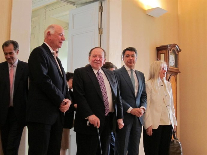 Adelson con González