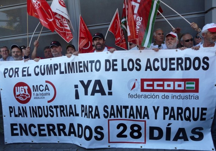 Final del encierro de sindicalistas de Santana en Sevilla