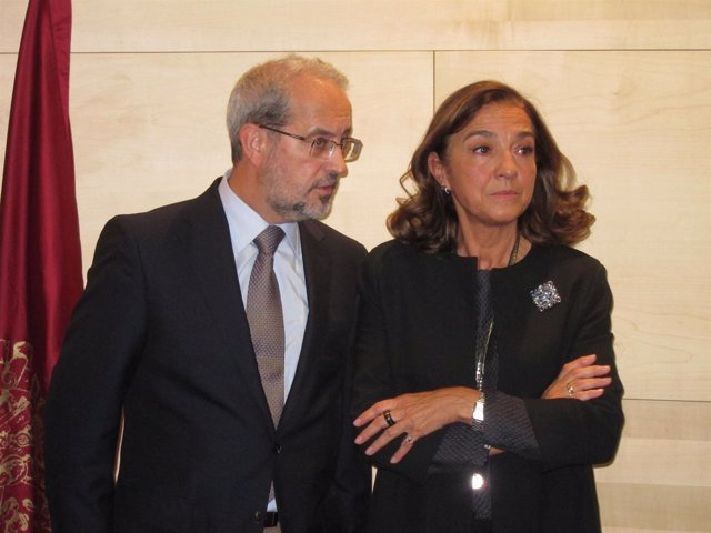 Carmen Vela (D) y el rector de la USAL