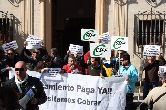 Los Trabajadores De Ayamonte Se Manifiestan Ante El Consistorio.