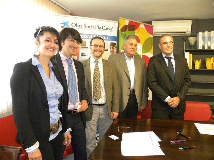 Firma del convenio entre Afrucat y la Obra Social de La Caixa