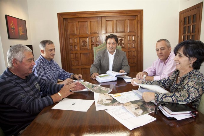 El alcalde con los pedáneos de Revilla, Camargo y Muriedas