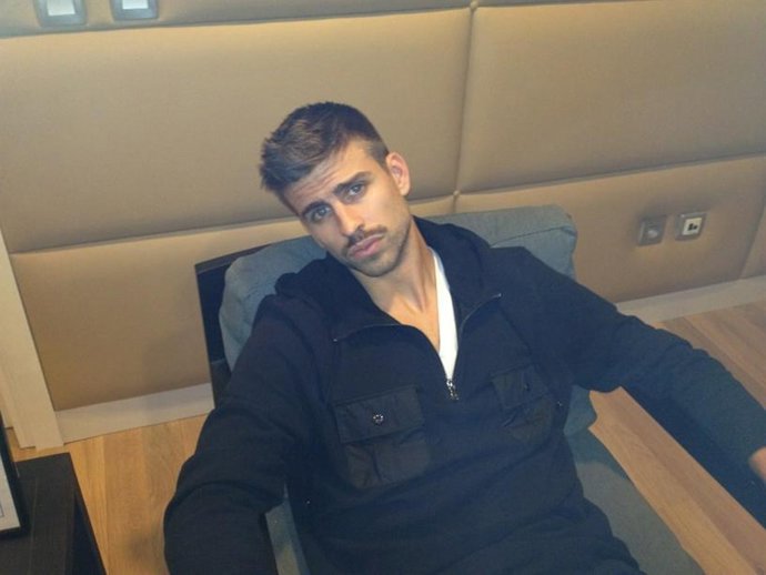 Gerard Piqué con bigote 